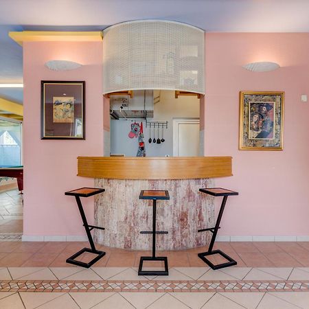 Blue Dolphin Apartment - Private Indoor Pool, Jacuzzi, Garden Split Exterior photo