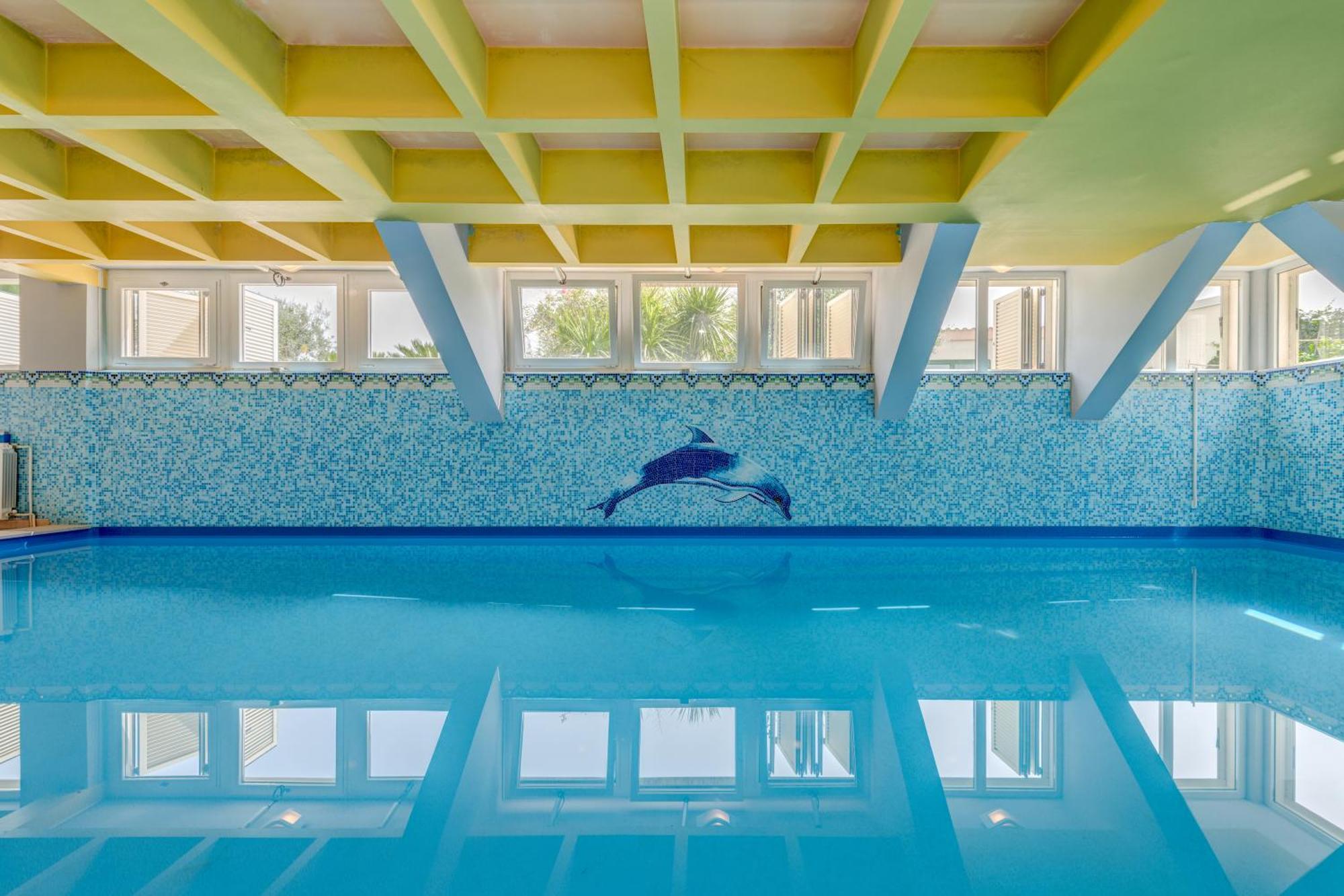 Blue Dolphin Apartment - Private Indoor Pool, Jacuzzi, Garden Split Exterior photo