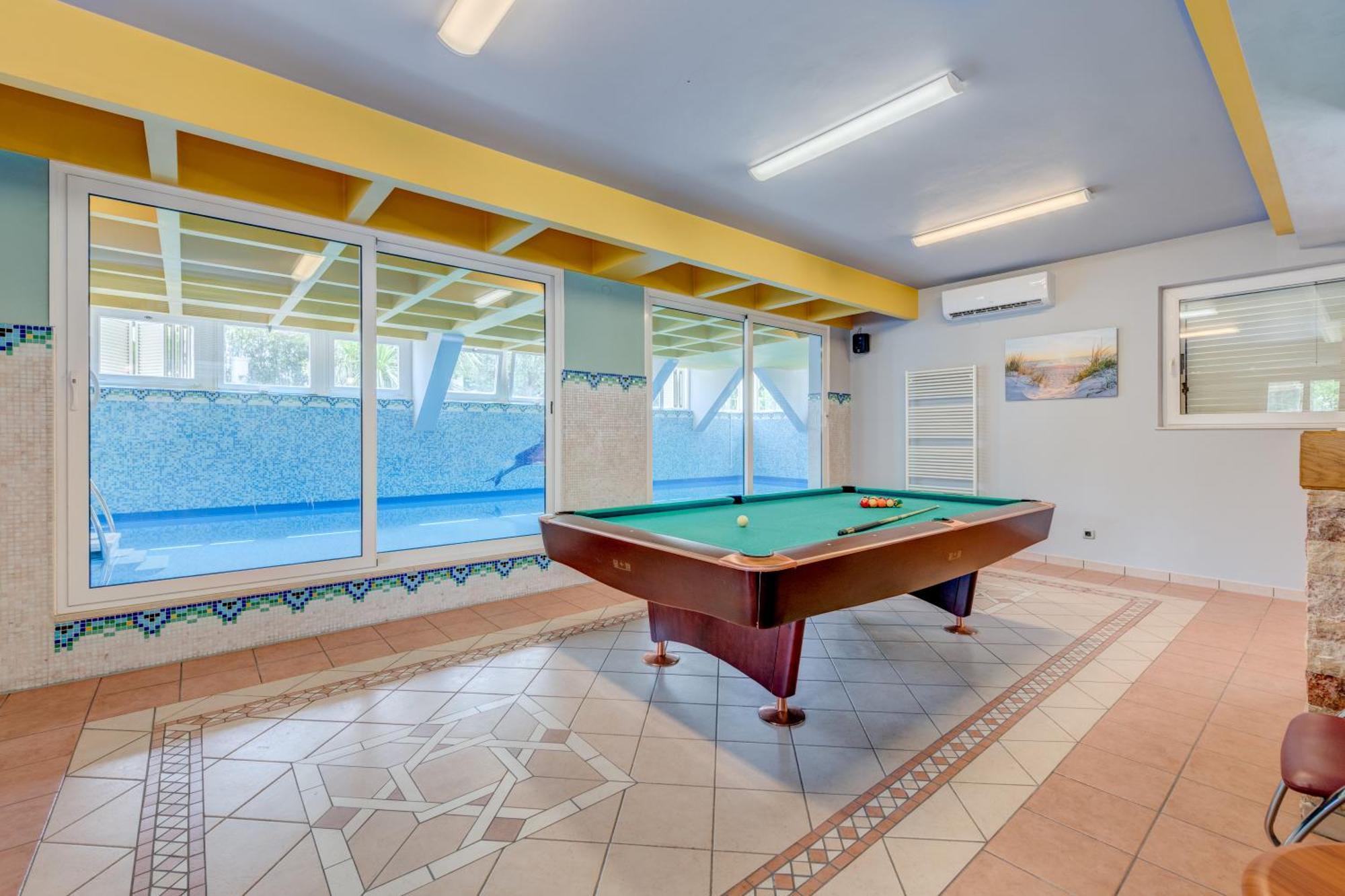 Blue Dolphin Apartment - Private Indoor Pool, Jacuzzi, Garden Split Exterior photo