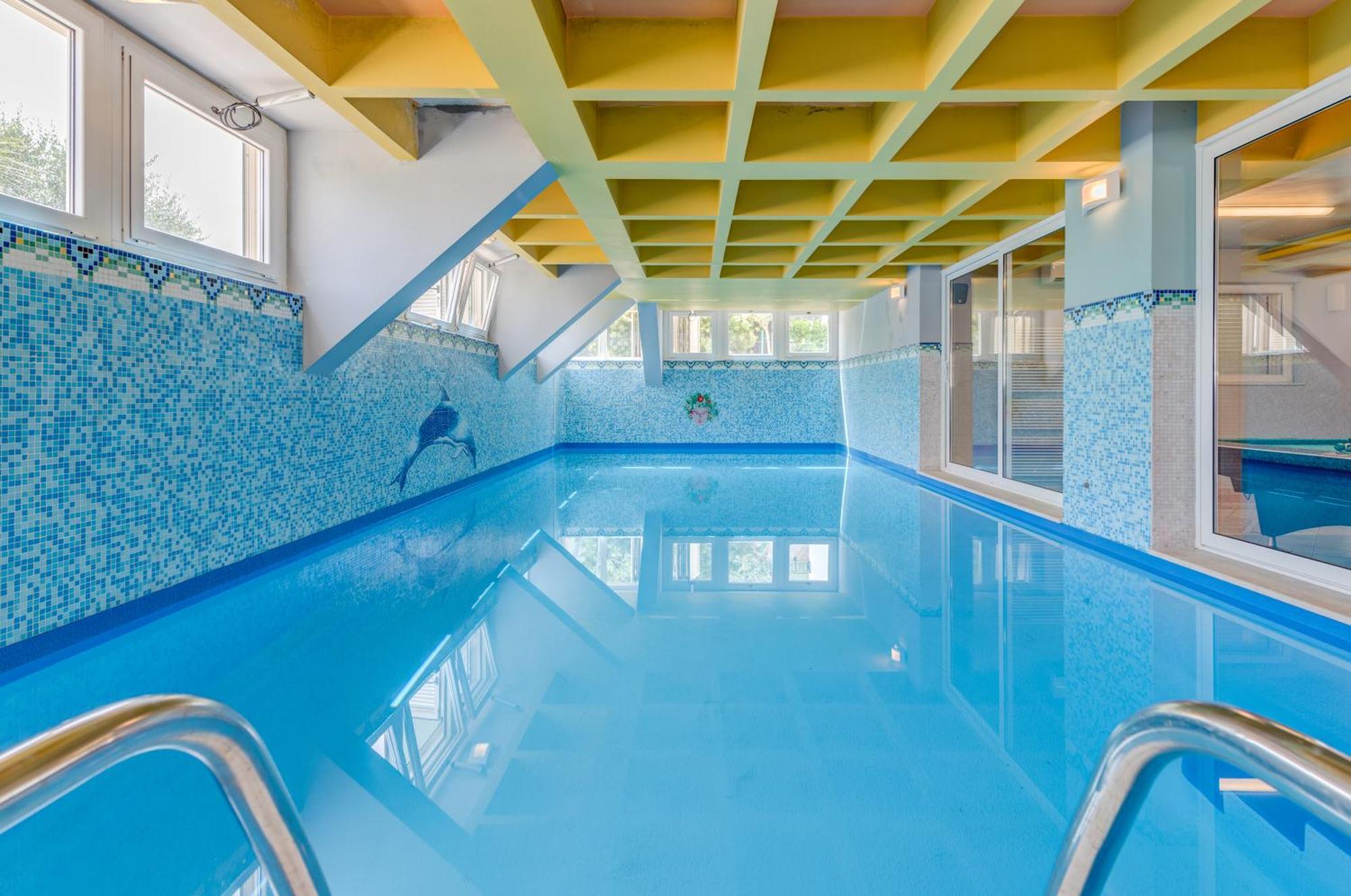Blue Dolphin Apartment - Private Indoor Pool, Jacuzzi, Garden Split Exterior photo