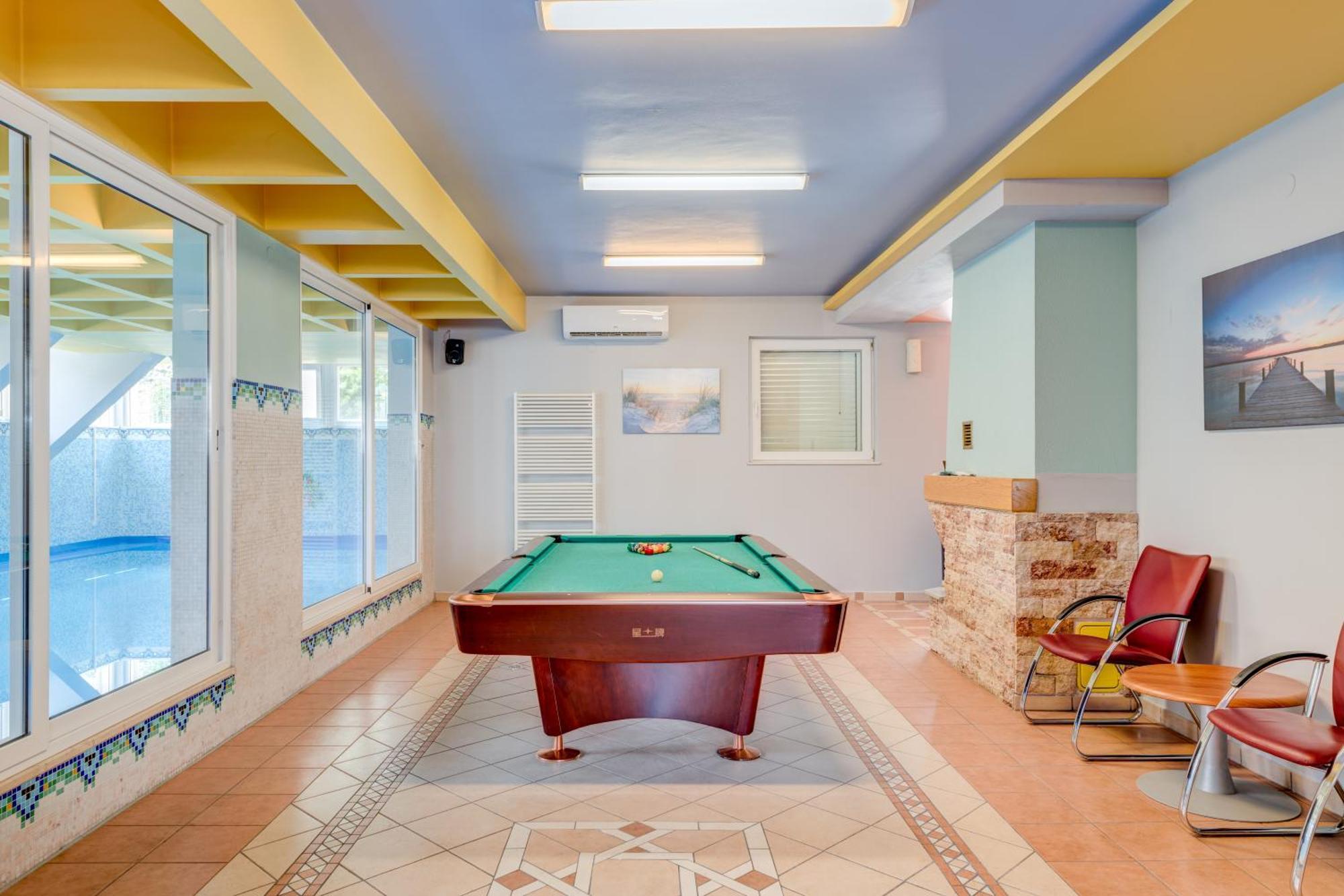 Blue Dolphin Apartment - Private Indoor Pool, Jacuzzi, Garden Split Exterior photo