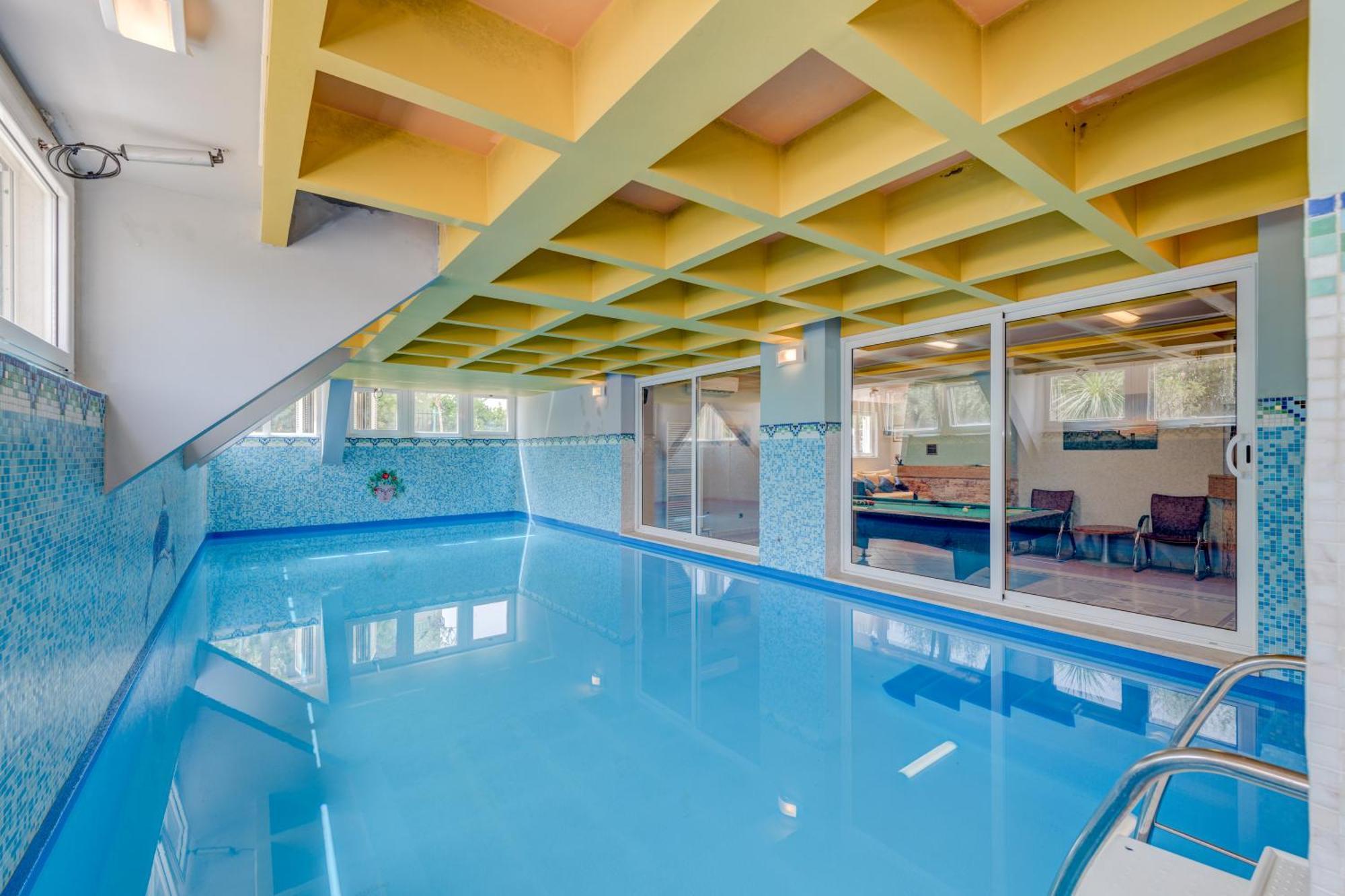 Blue Dolphin Apartment - Private Indoor Pool, Jacuzzi, Garden Split Exterior photo