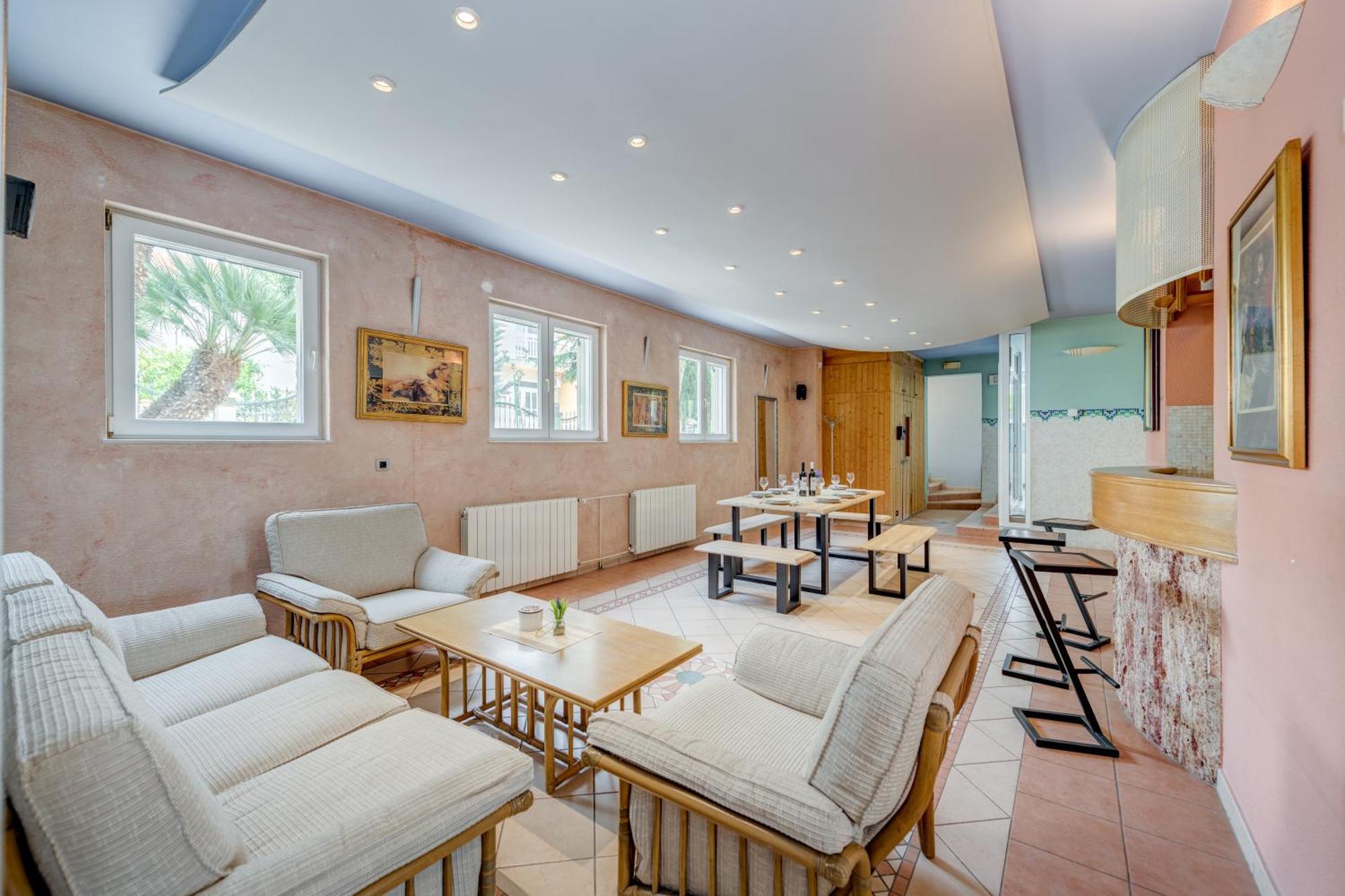 Blue Dolphin Apartment - Private Indoor Pool, Jacuzzi, Garden Split Exterior photo