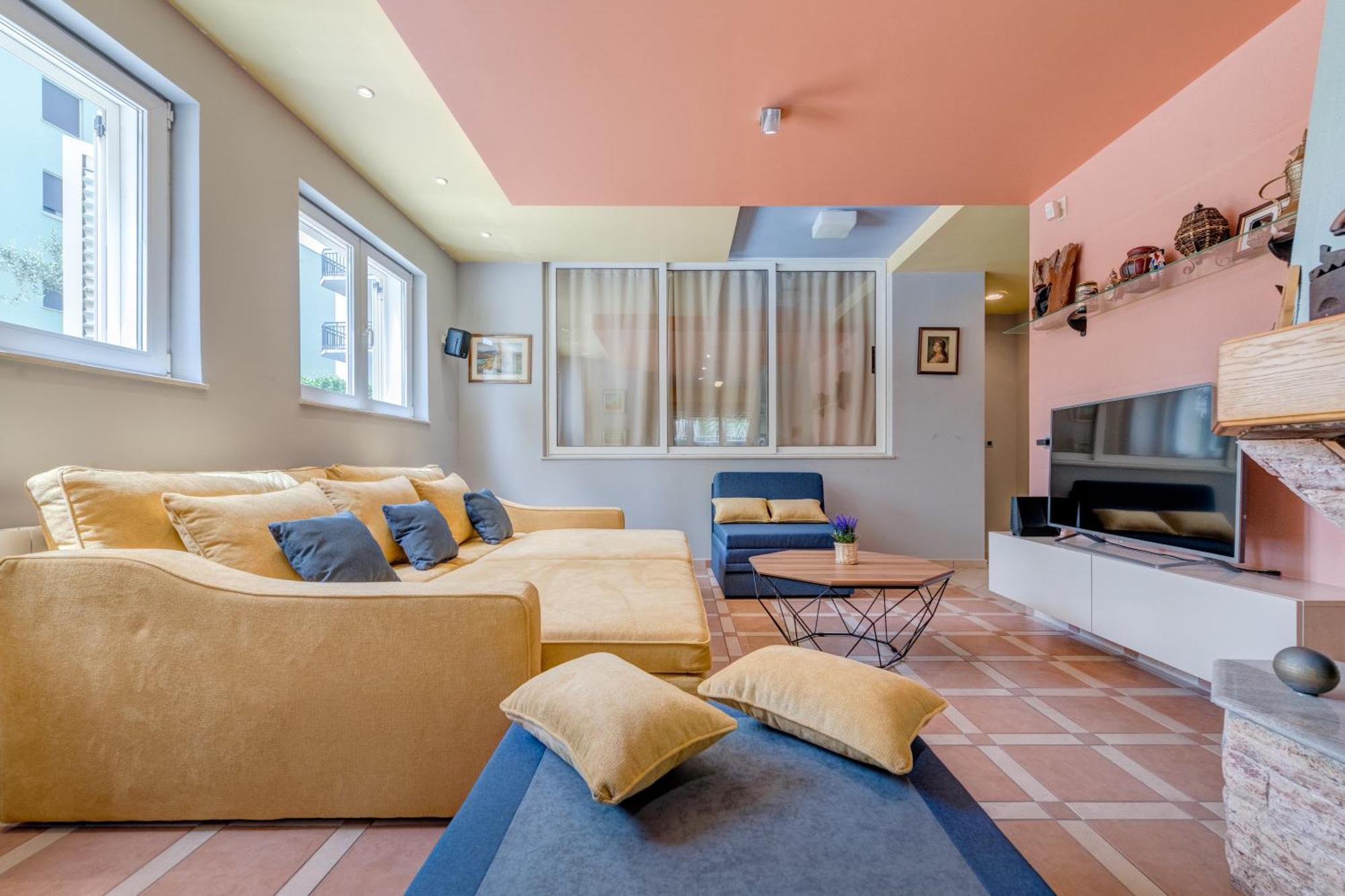 Blue Dolphin Apartment - Private Indoor Pool, Jacuzzi, Garden Split Exterior photo