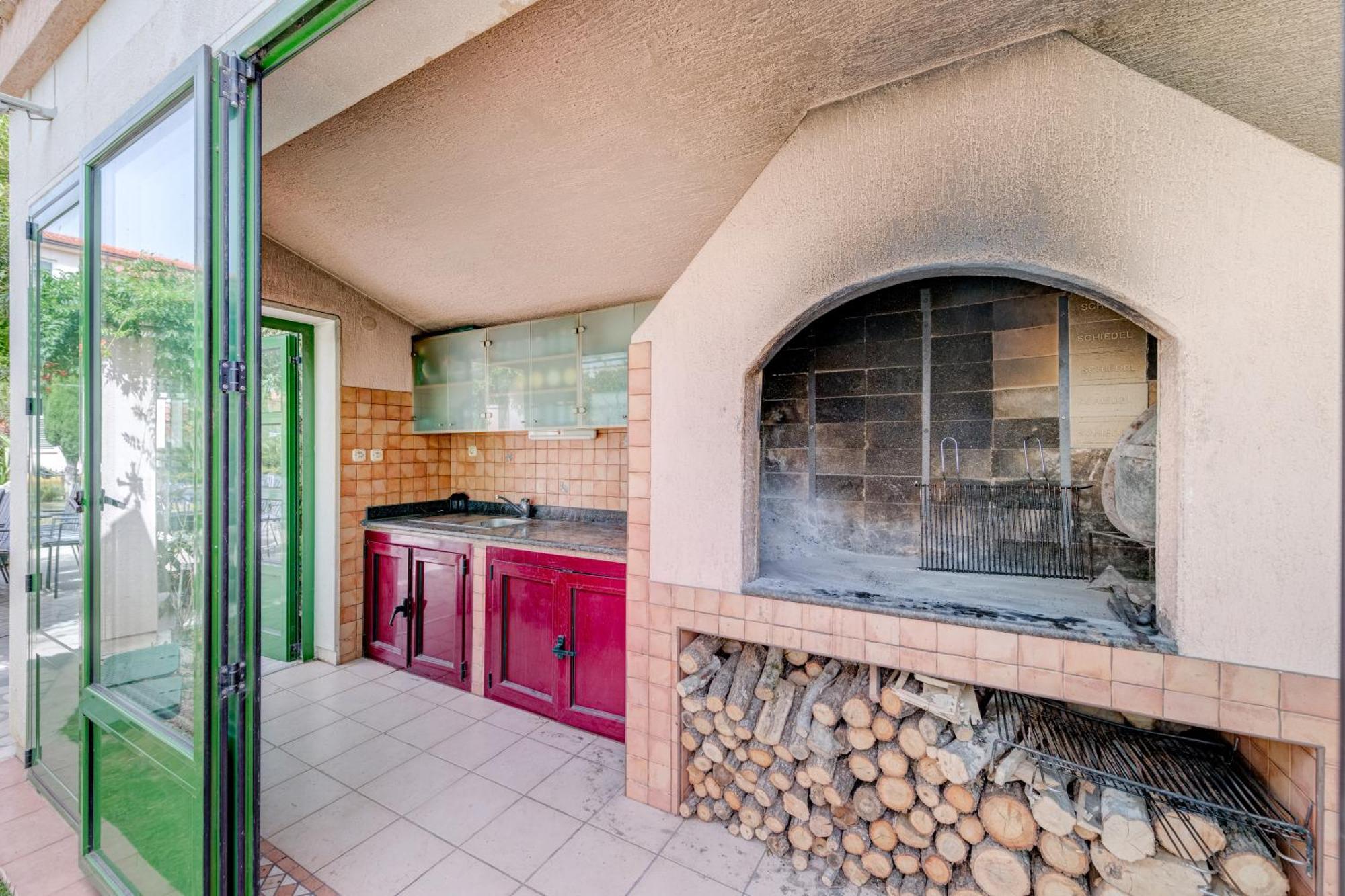 Blue Dolphin Apartment - Private Indoor Pool, Jacuzzi, Garden Split Exterior photo