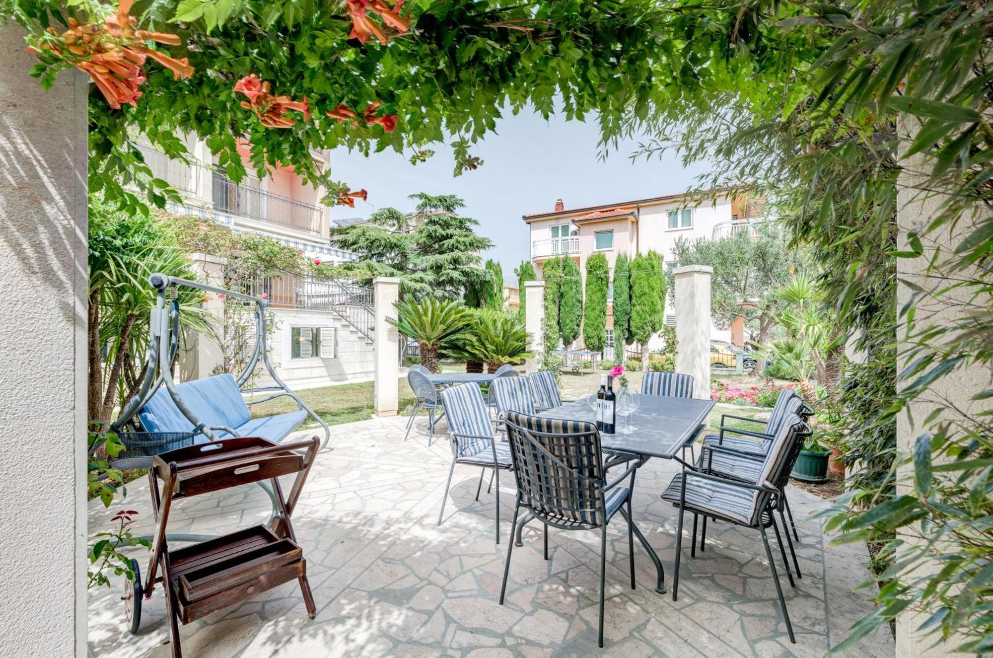 Blue Dolphin Apartment - Private Indoor Pool, Jacuzzi, Garden Split Exterior photo
