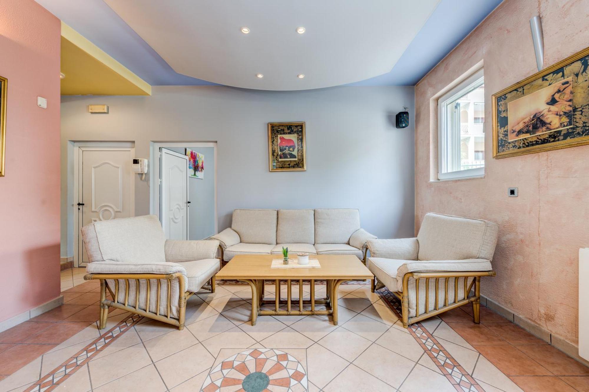 Blue Dolphin Apartment - Private Indoor Pool, Jacuzzi, Garden Split Exterior photo