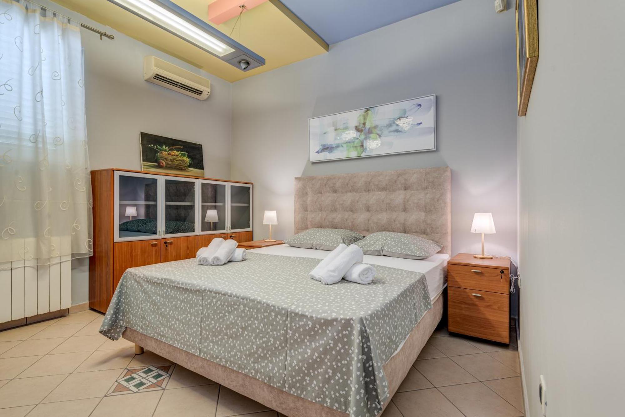 Blue Dolphin Apartment - Private Indoor Pool, Jacuzzi, Garden Split Exterior photo