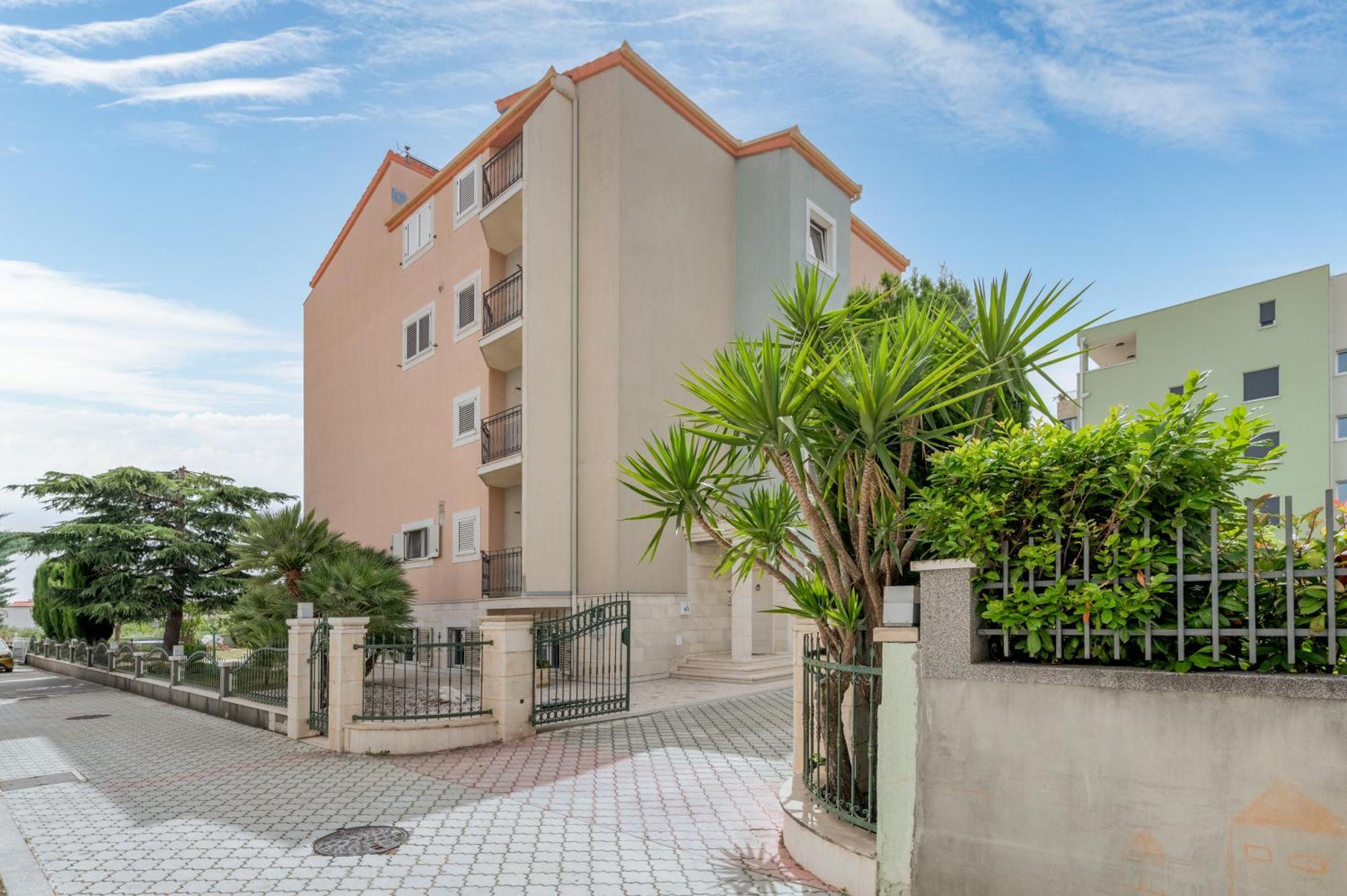 Blue Dolphin Apartment - Private Indoor Pool, Jacuzzi, Garden Split Exterior photo