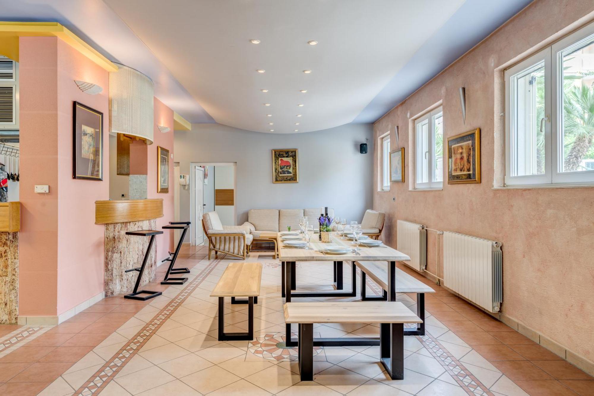 Blue Dolphin Apartment - Private Indoor Pool, Jacuzzi, Garden Split Exterior photo