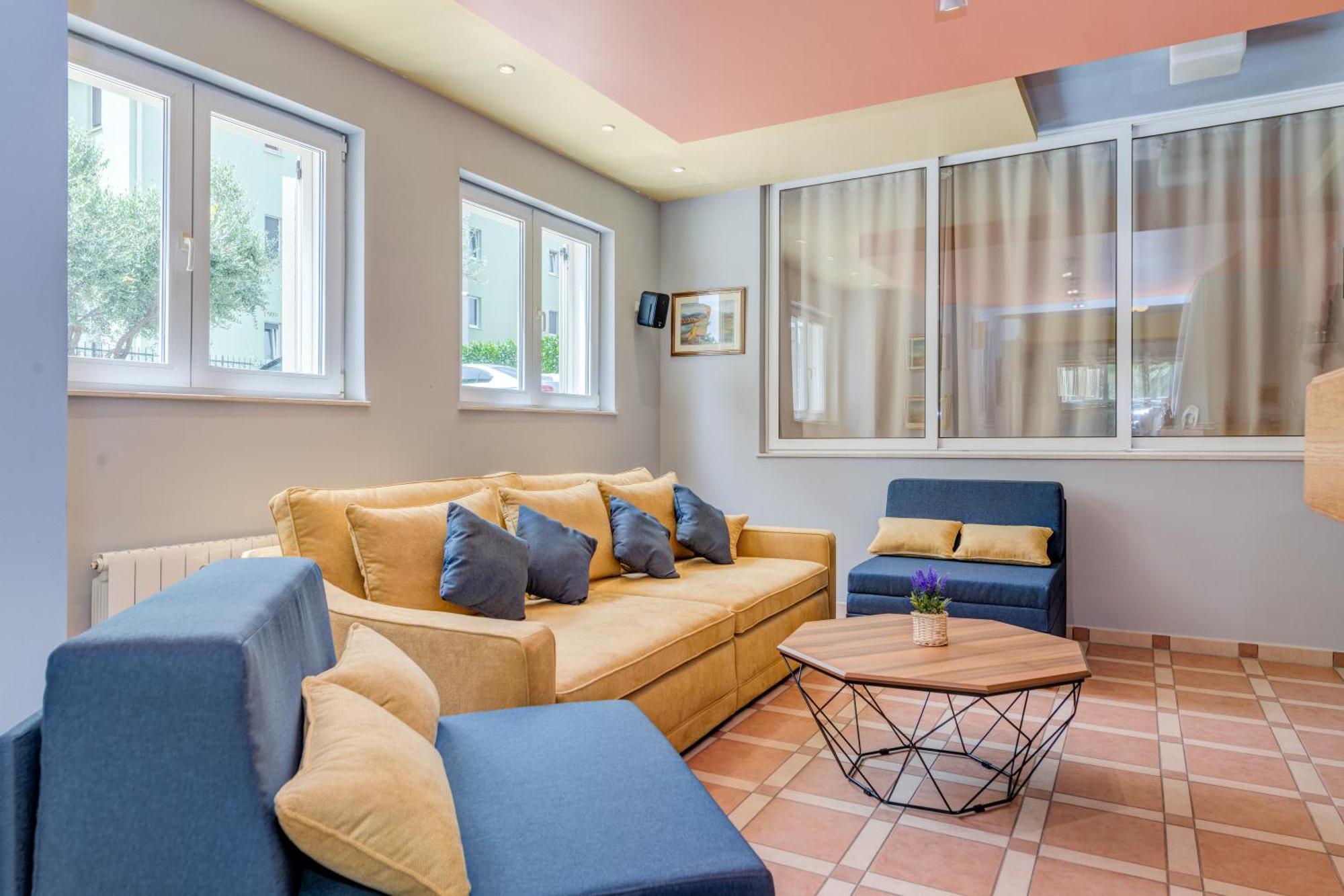Blue Dolphin Apartment - Private Indoor Pool, Jacuzzi, Garden Split Exterior photo
