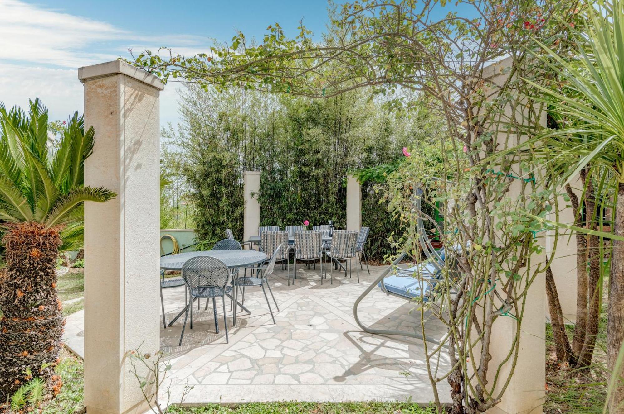Blue Dolphin Apartment - Private Indoor Pool, Jacuzzi, Garden Split Exterior photo