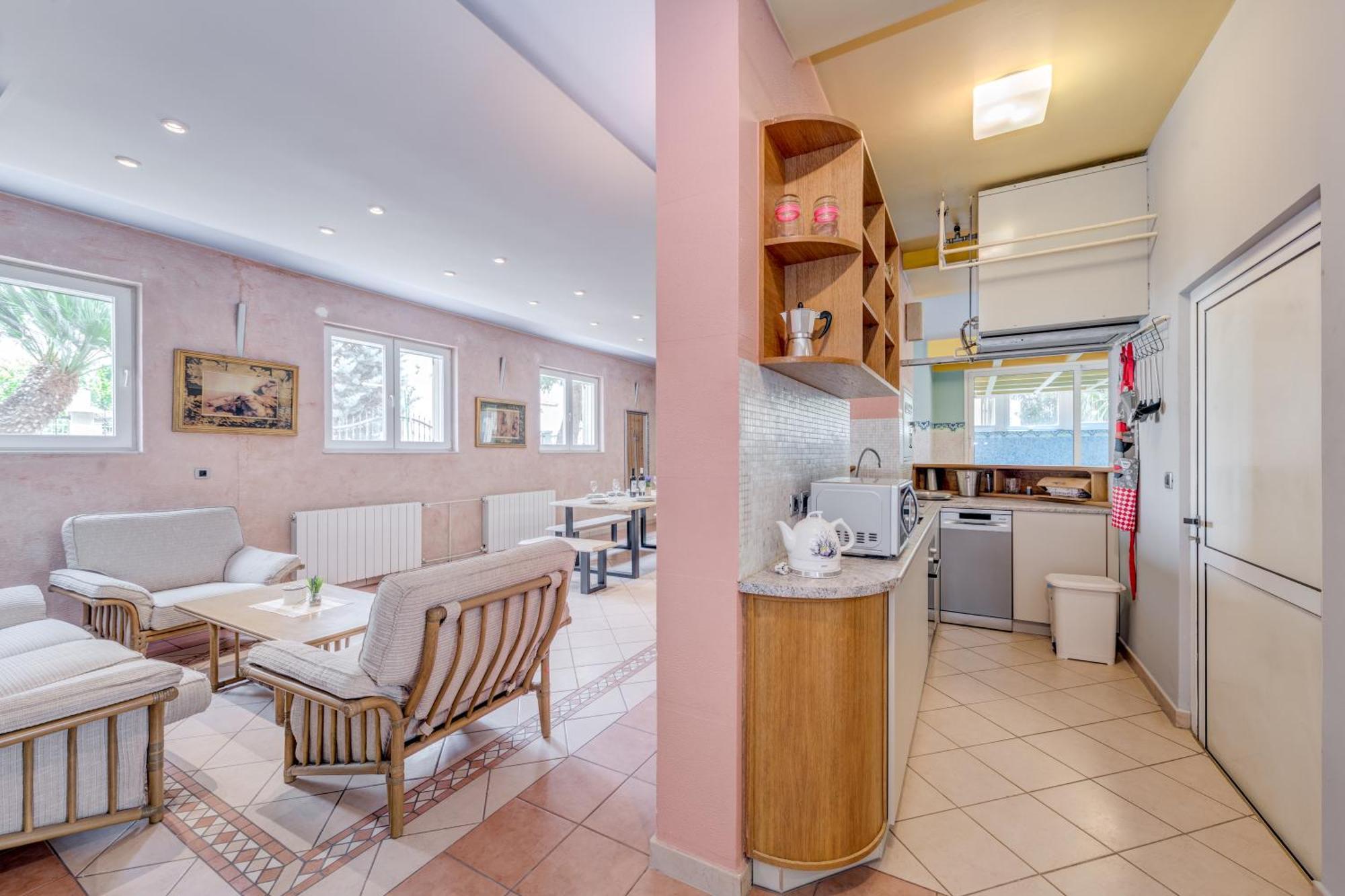 Blue Dolphin Apartment - Private Indoor Pool, Jacuzzi, Garden Split Exterior photo