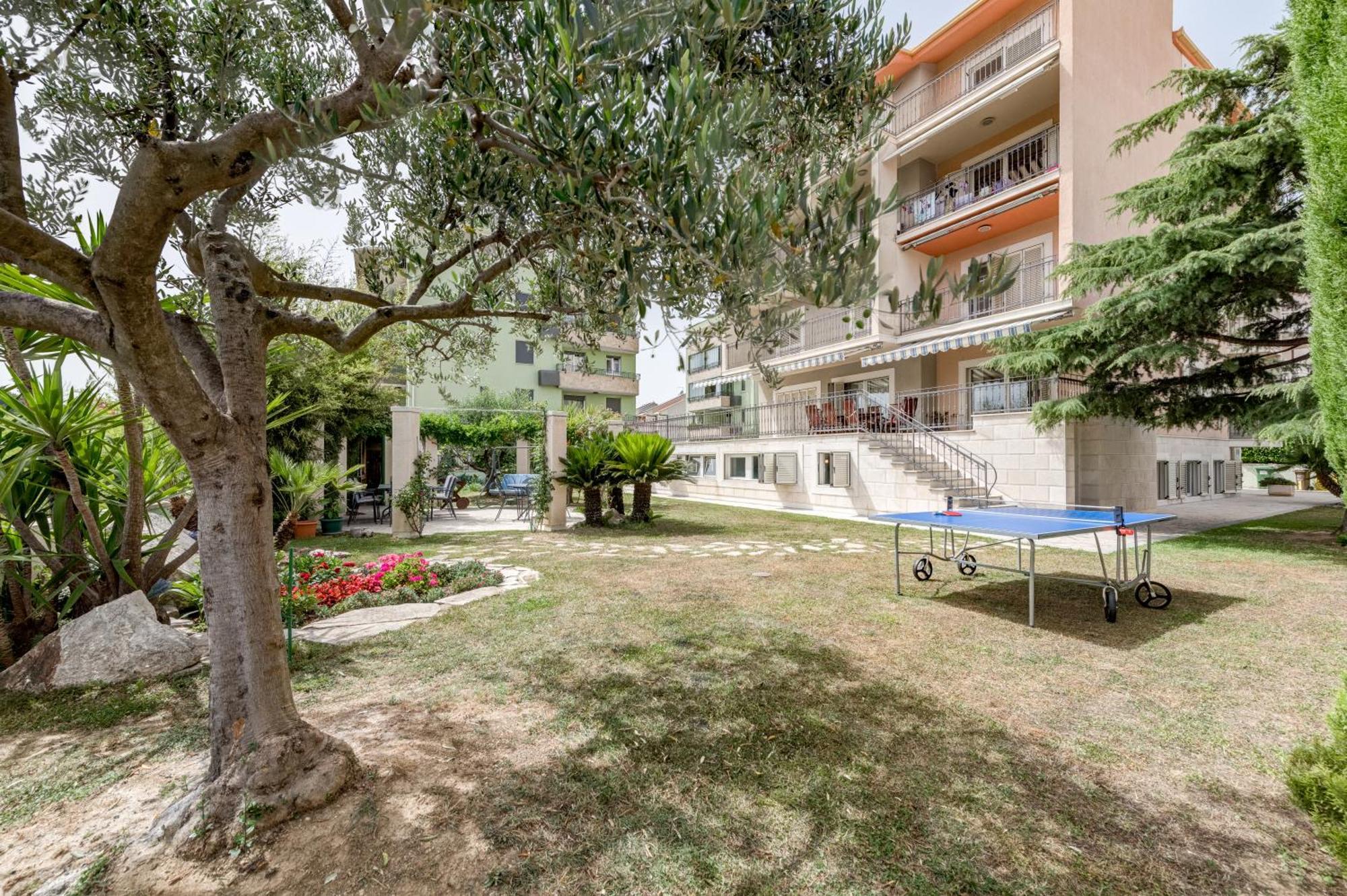 Blue Dolphin Apartment - Private Indoor Pool, Jacuzzi, Garden Split Exterior photo