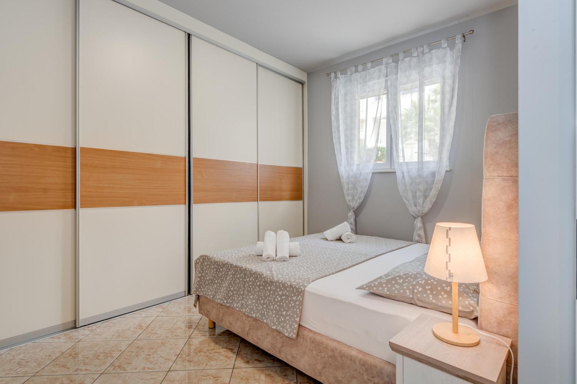 Blue Dolphin Apartment - Private Indoor Pool, Jacuzzi, Garden Split Exterior photo