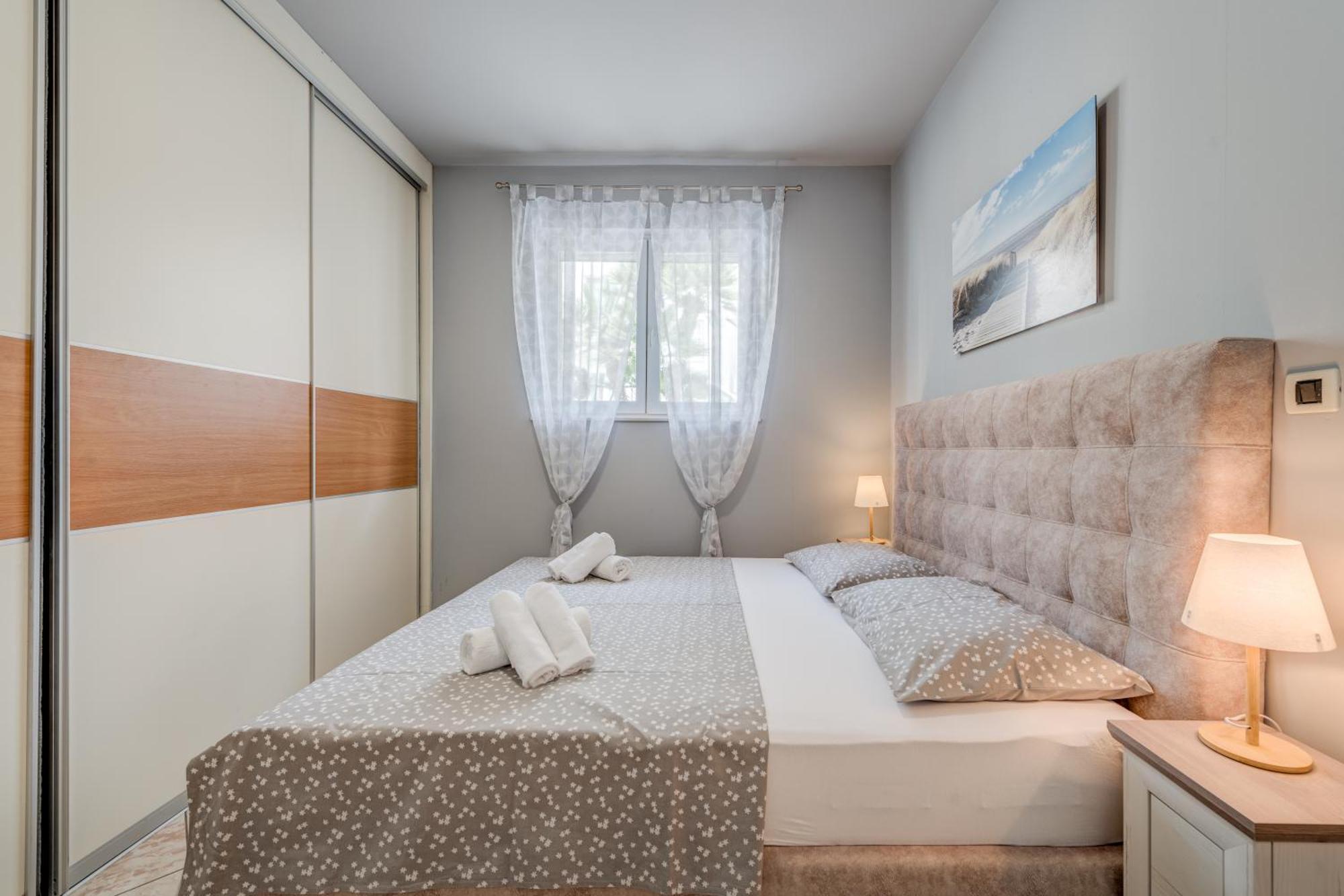 Blue Dolphin Apartment - Private Indoor Pool, Jacuzzi, Garden Split Exterior photo