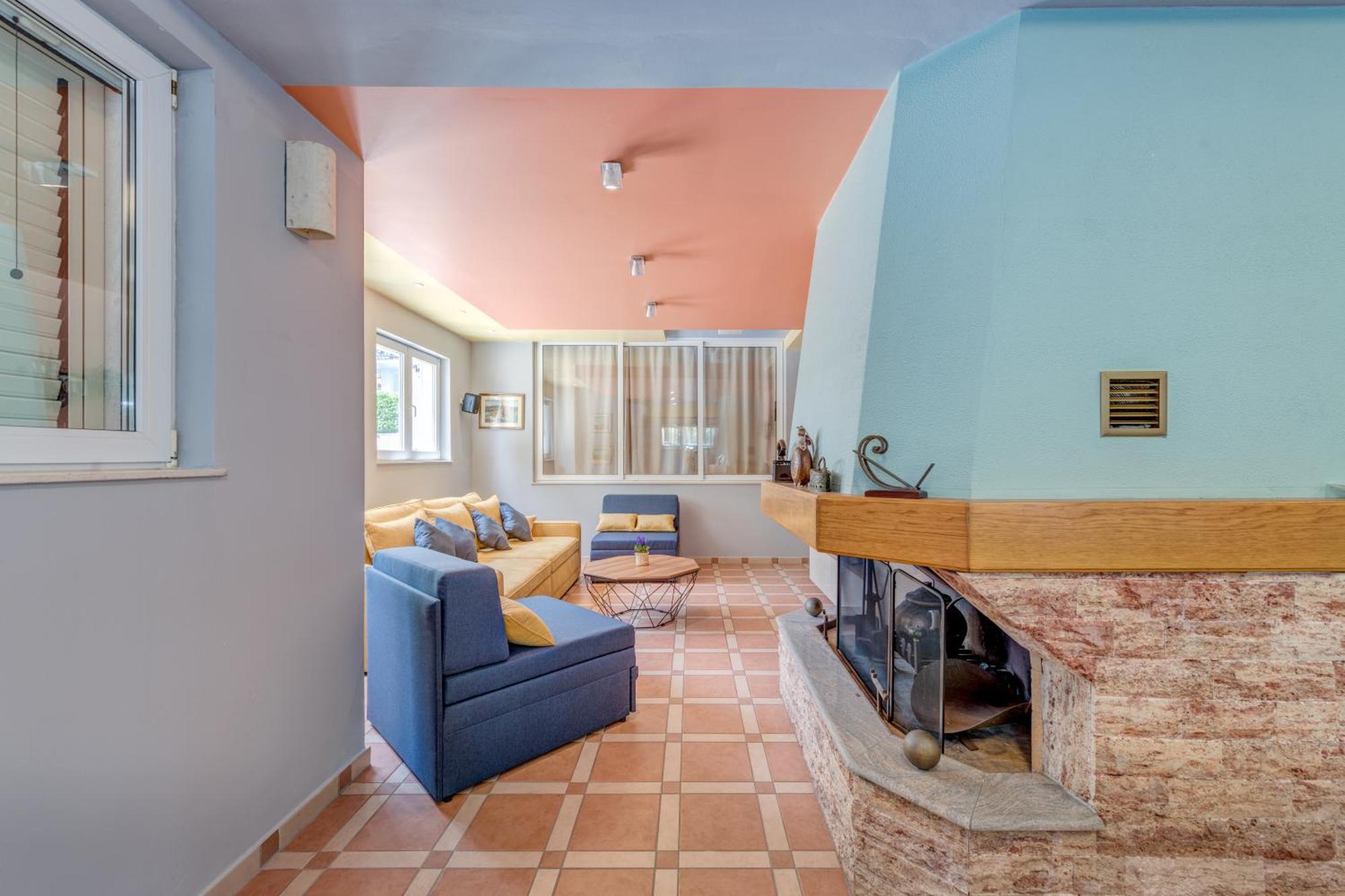 Blue Dolphin Apartment - Private Indoor Pool, Jacuzzi, Garden Split Exterior photo