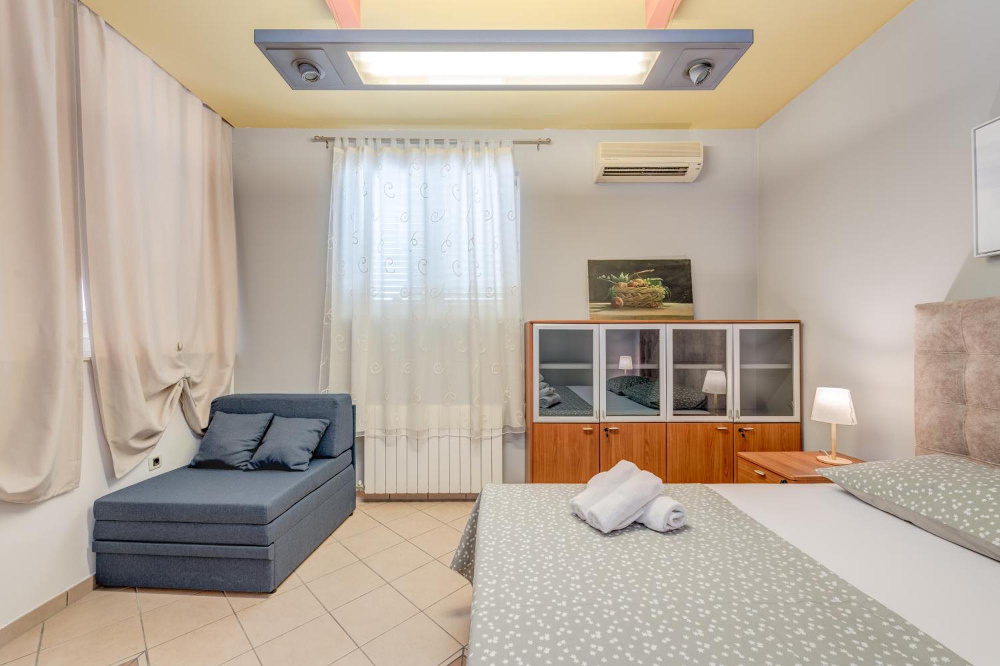 Blue Dolphin Apartment - Private Indoor Pool, Jacuzzi, Garden Split Exterior photo