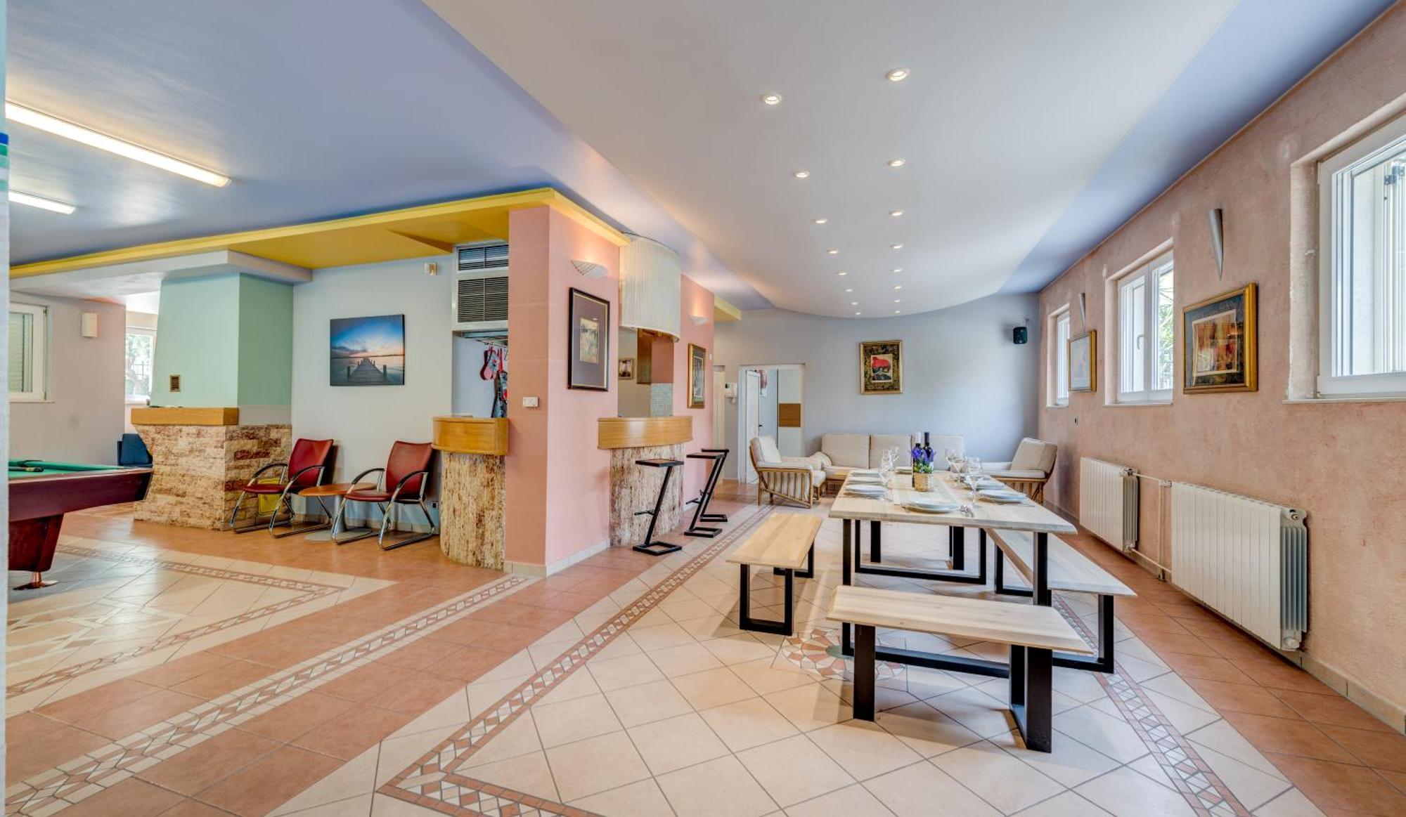 Blue Dolphin Apartment - Private Indoor Pool, Jacuzzi, Garden Split Exterior photo
