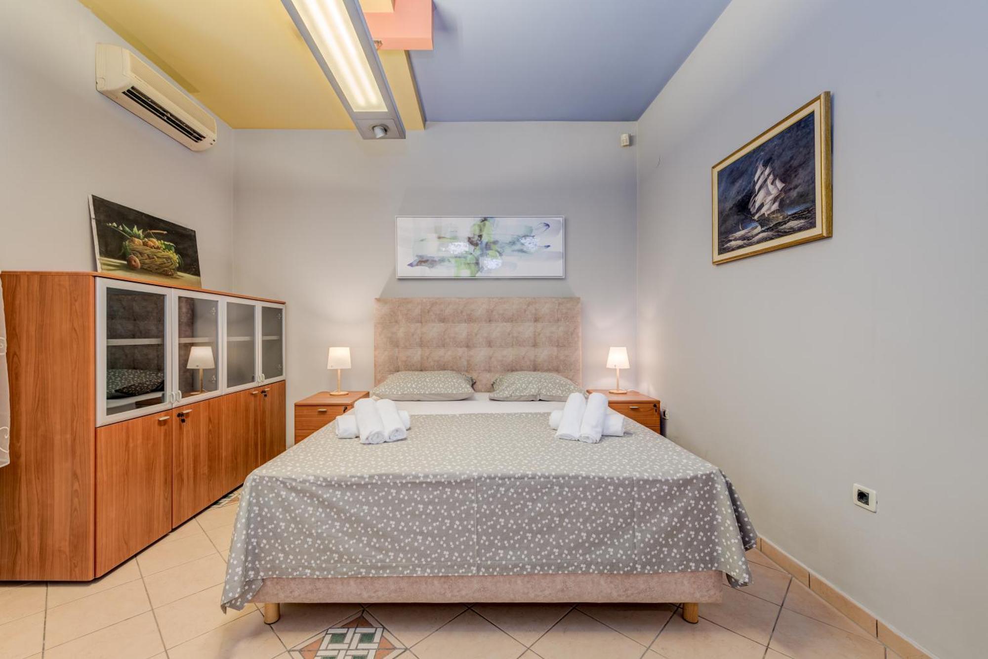 Blue Dolphin Apartment - Private Indoor Pool, Jacuzzi, Garden Split Exterior photo